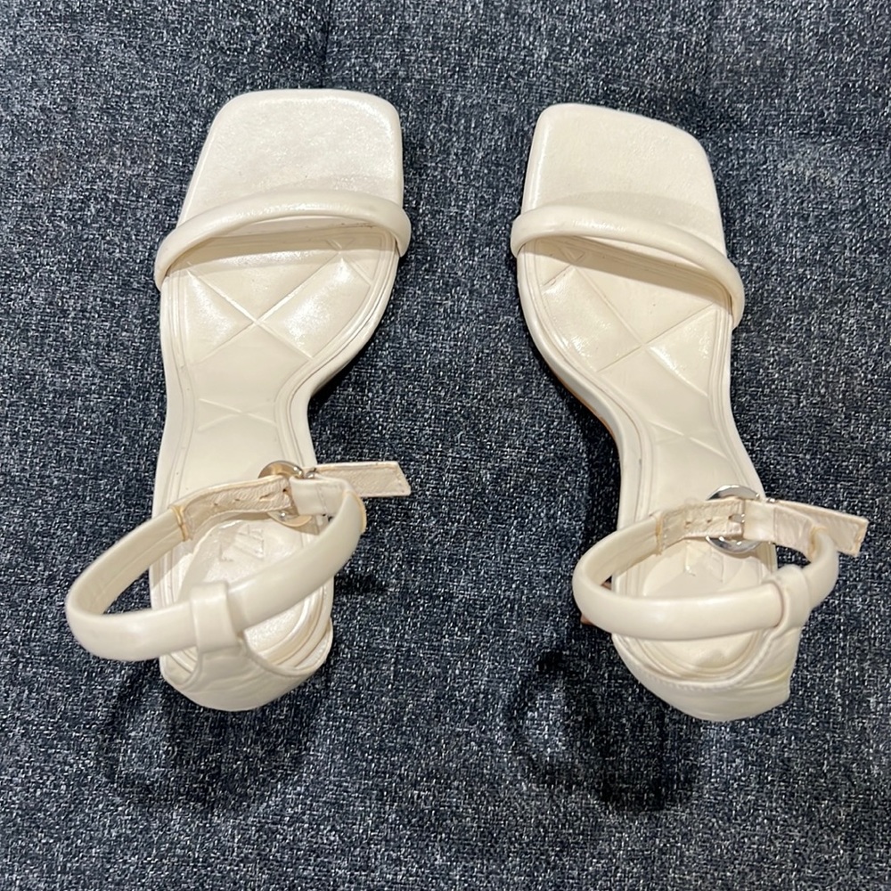 Zara strap heel. Worn twice. Very good condition.